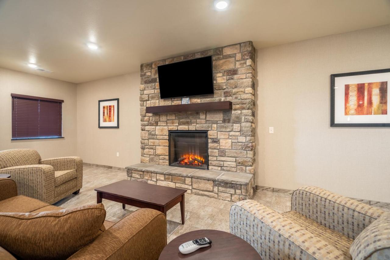 Cobblestone Hotel & Suites - Newport Luaran gambar