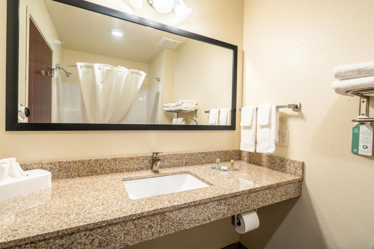 Cobblestone Hotel & Suites - Newport Luaran gambar